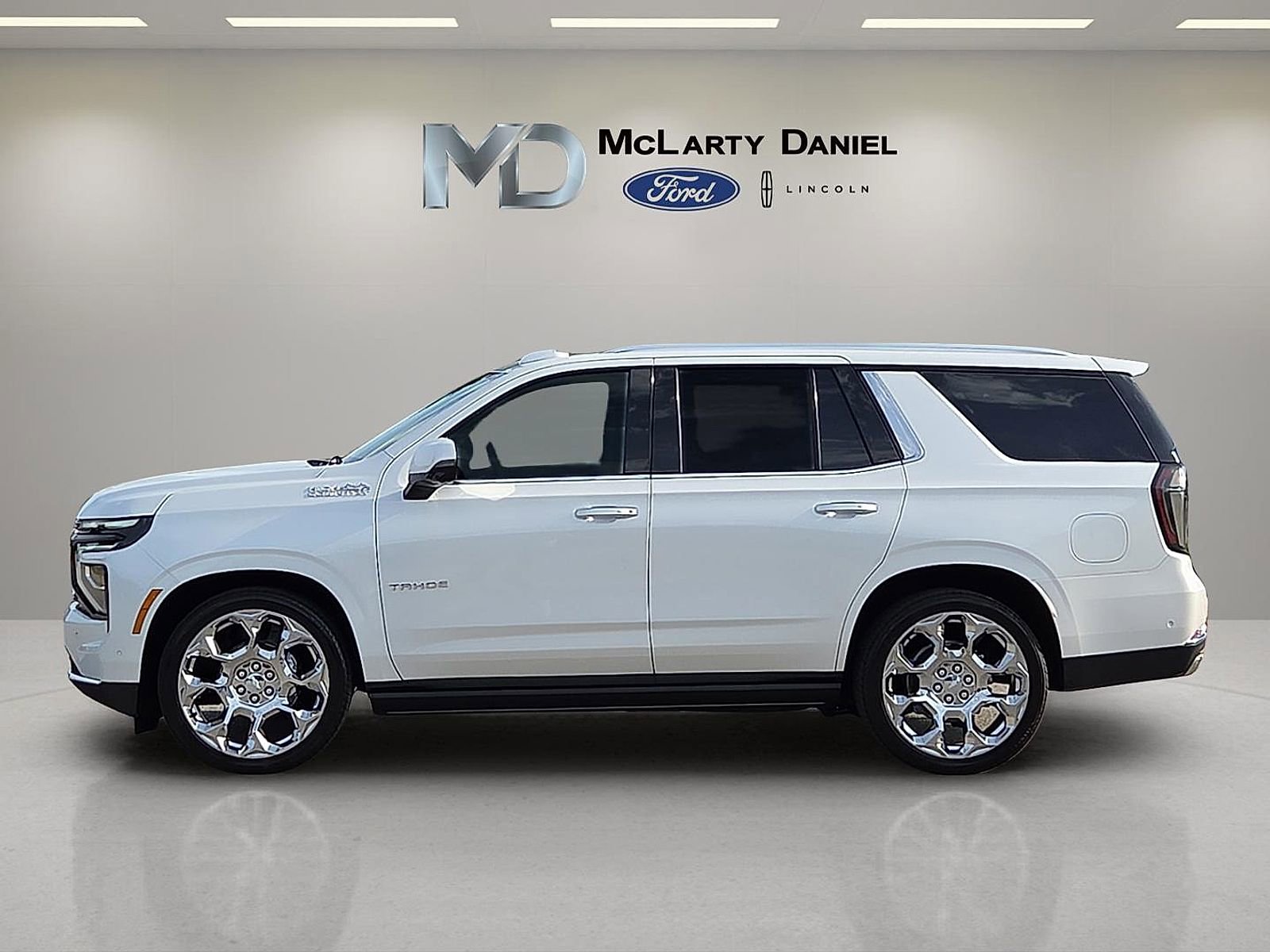 Used 2025 Chevrolet Tahoe High Country AWD/4WD image 3