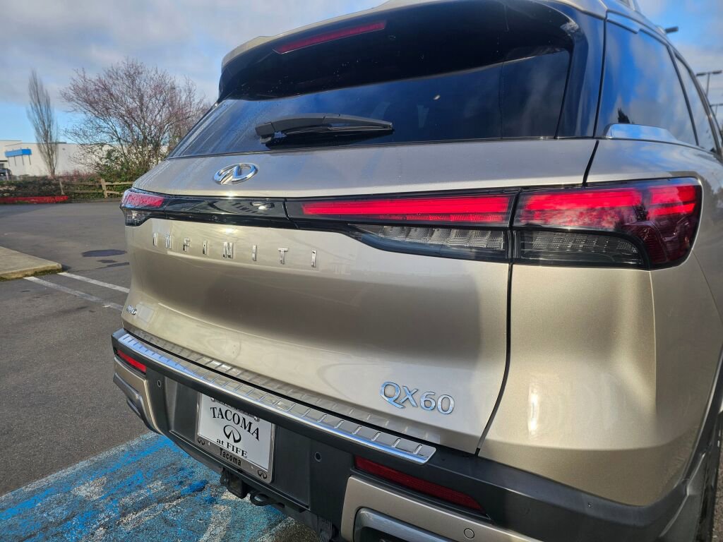 Used 2023 INFINITI QX60 Sensory w/ Vision Package AWD/4WD image 18