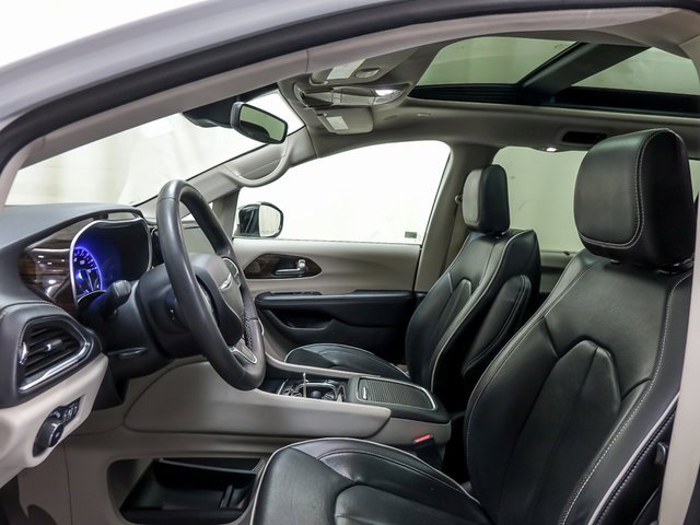 Used 2023 Chrysler Pacifica Limited image 9