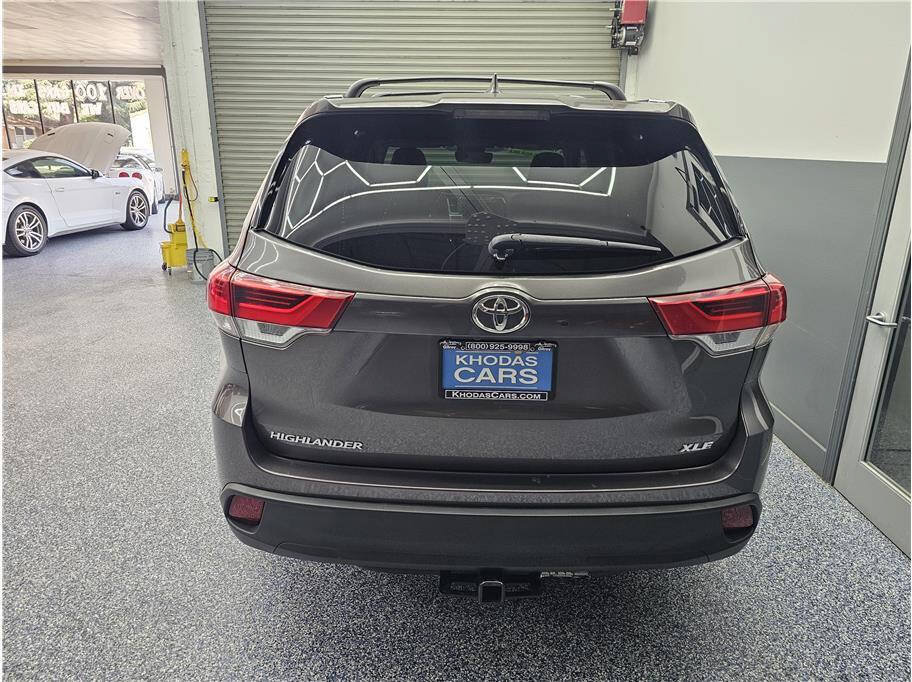Used 2019 Toyota Highlander XLE FWD image 4