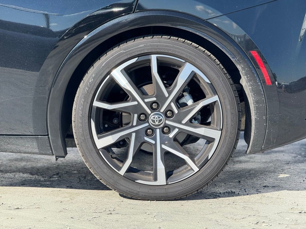 Used 2025 Toyota Prius Plug-In Hybrid image 3