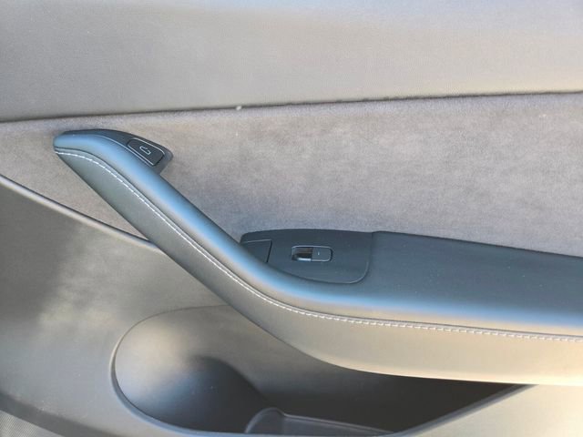 Used 2021 Tesla Model Y Long Range image 23