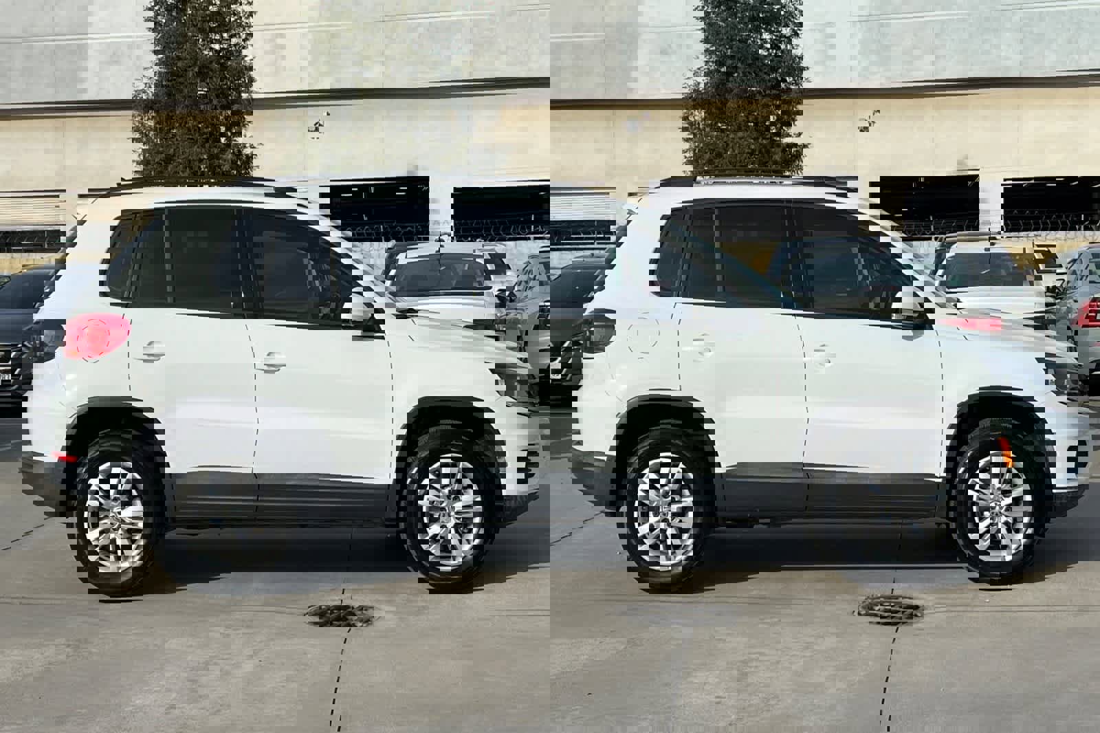 Used 2017 Volkswagen Tiguan S image 9