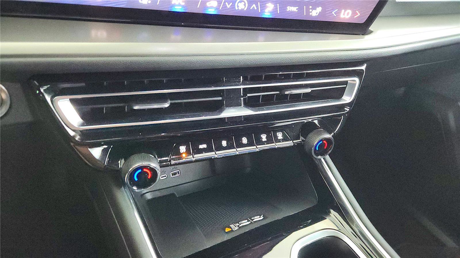 Used 2025 Chevrolet Traverse LT w/ Driver Confidence Package image 44