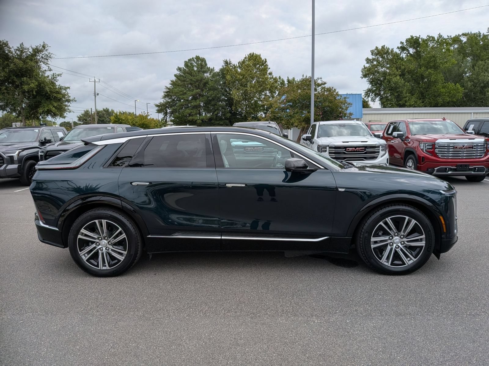 Used 2024 Cadillac Lyriq Luxury RWD image 2