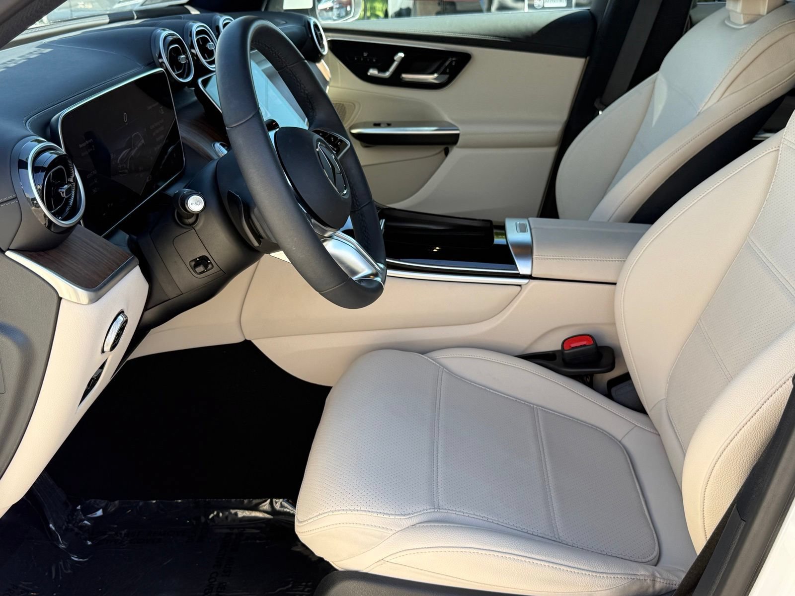 Used 2025 Mercedes-Benz GLC 300 image 26