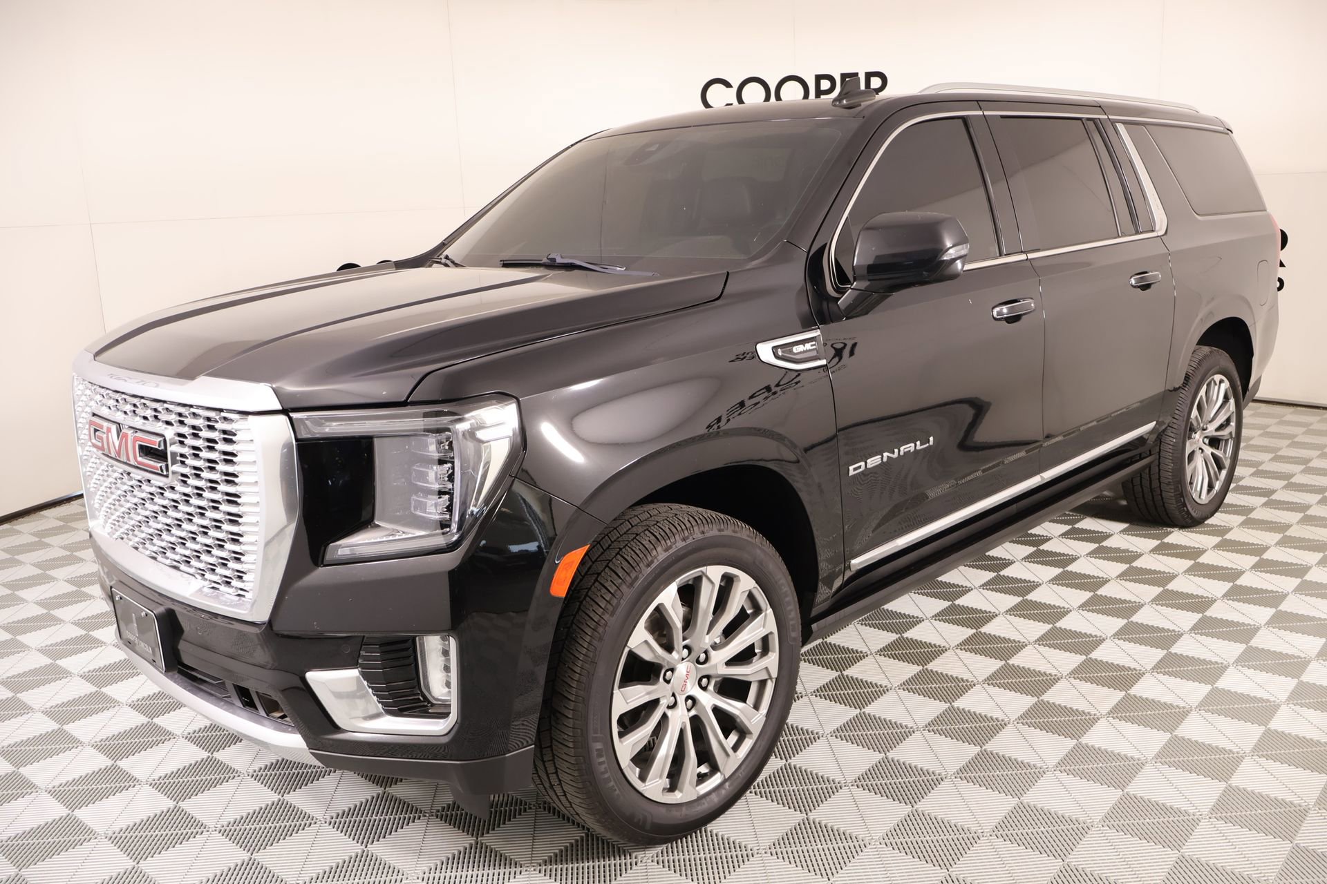 Used 2021 GMC Yukon XL Denali w/ Denali Ultimate Package AWD/4WD image 10