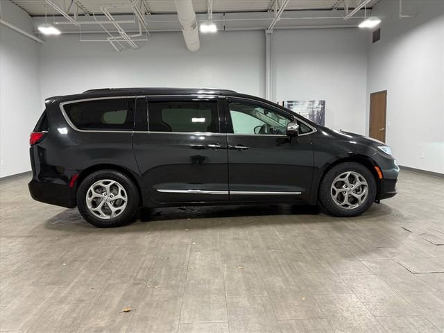 Used 2022 Chrysler Pacifica Limited image 3