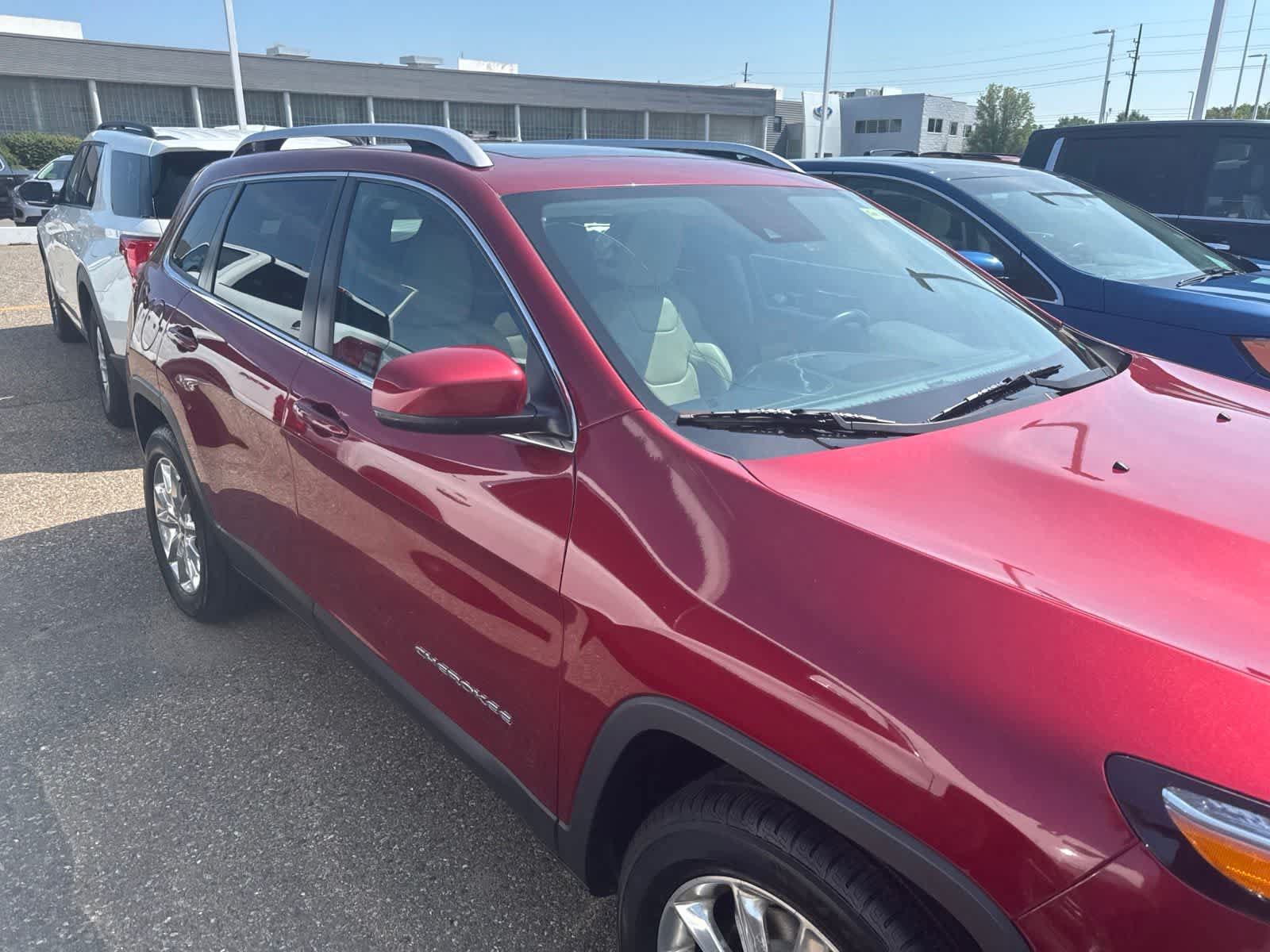 Used 2016 Jeep Cherokee Limited w/ Luxury Group AWD/4WD image 8