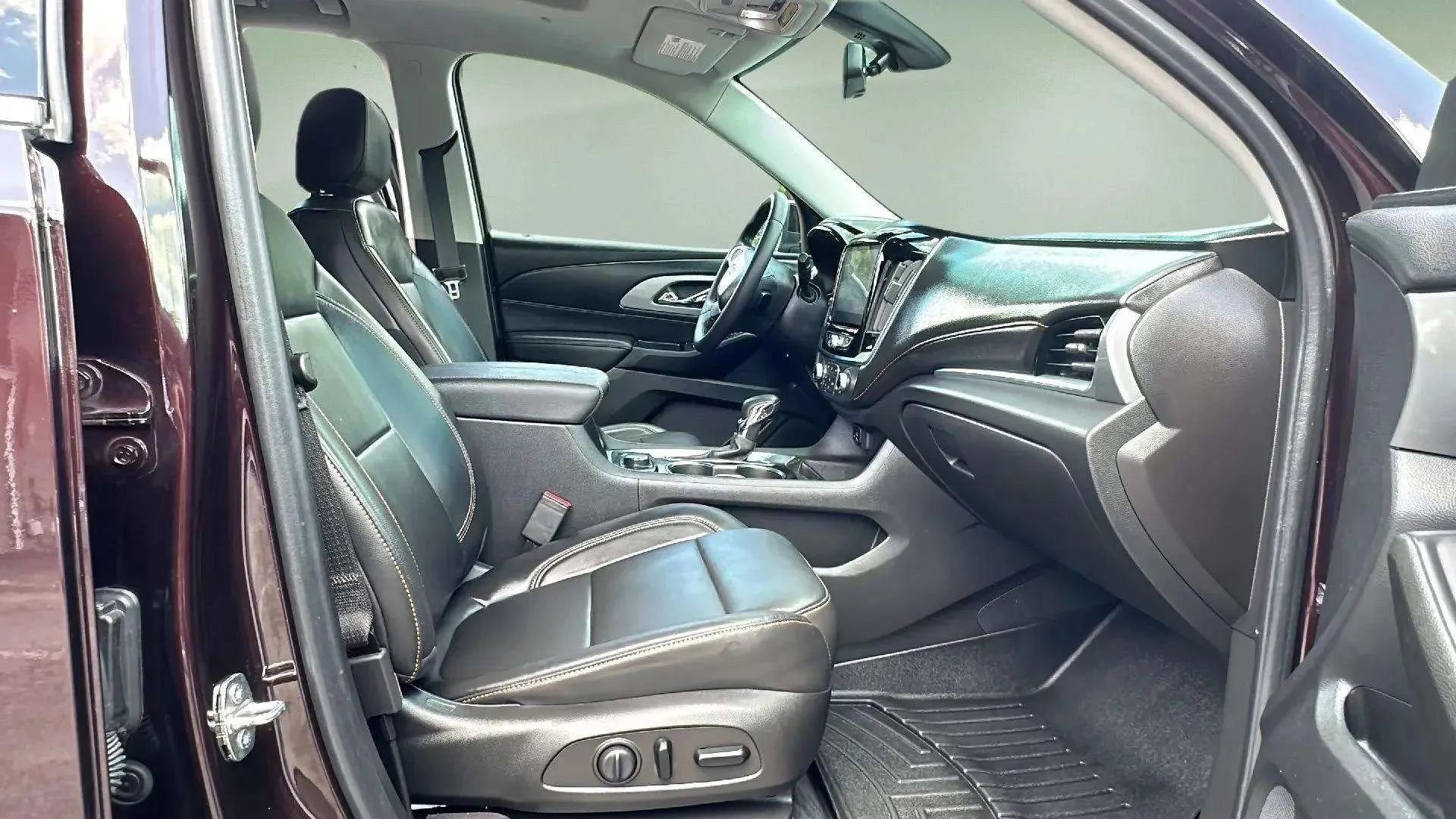 Used 2021 Chevrolet Traverse LT w/ LT Premium Package image 23