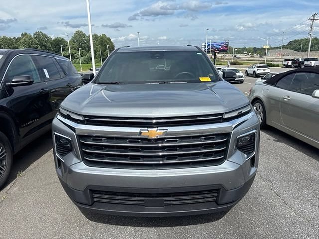 Used 2026 Chevrolet Traverse LT w/ Driver Confidence Package FWD image 2