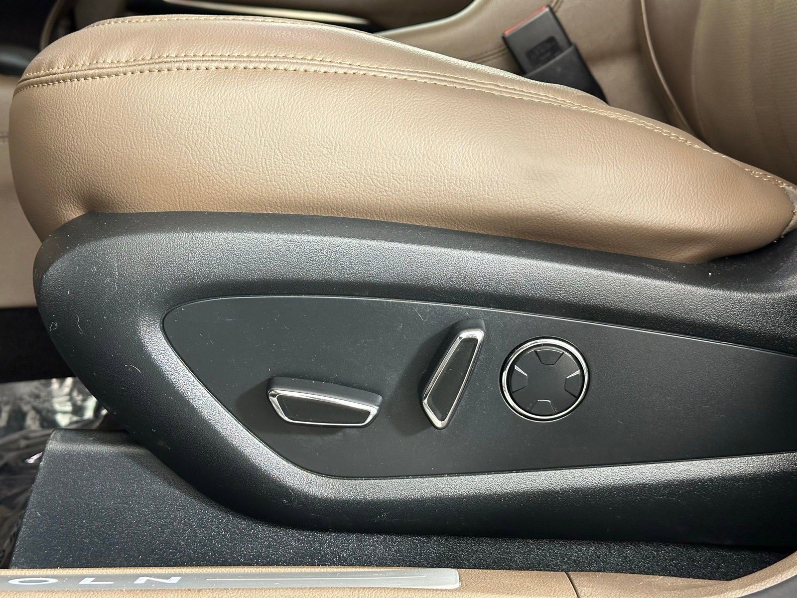 Used 2018 Lincoln MKC Reserve image 6