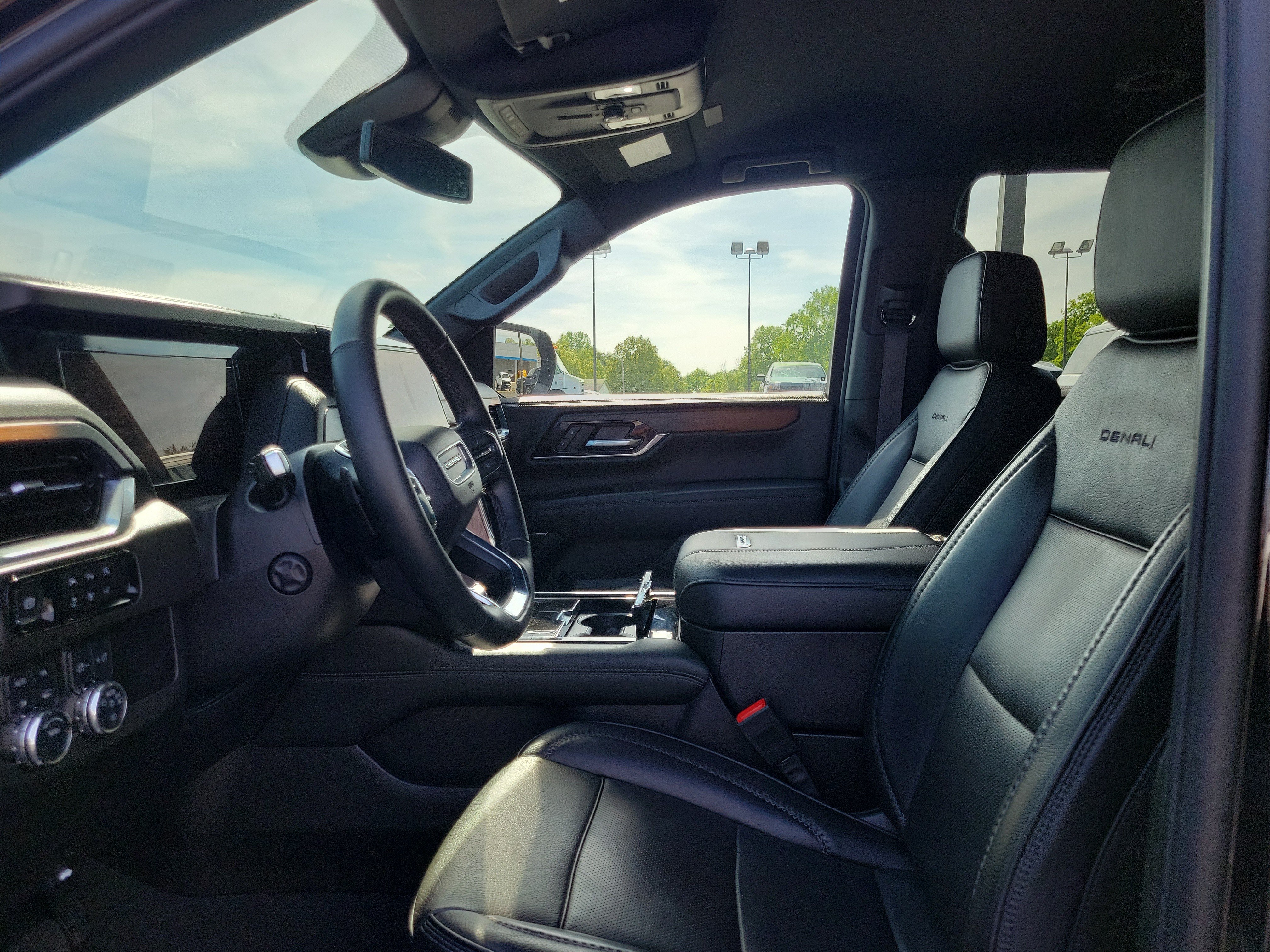 Used 2025 GMC Yukon Denali AWD/4WD image 15