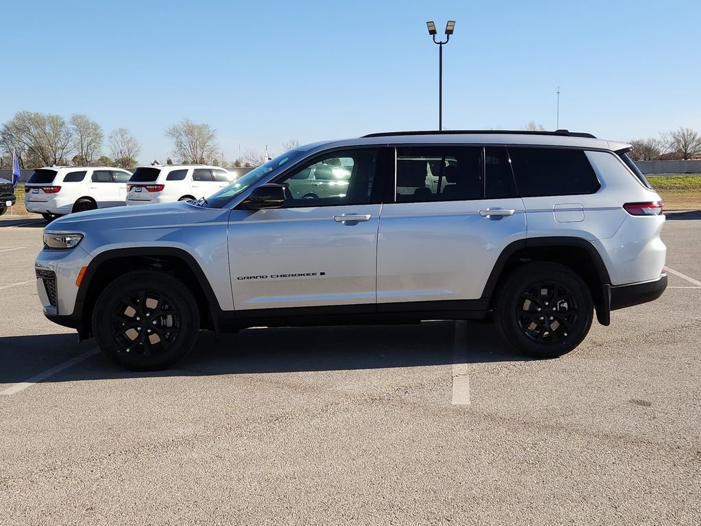 New 2026 Jeep Grand Cherokee L Laredo image 2