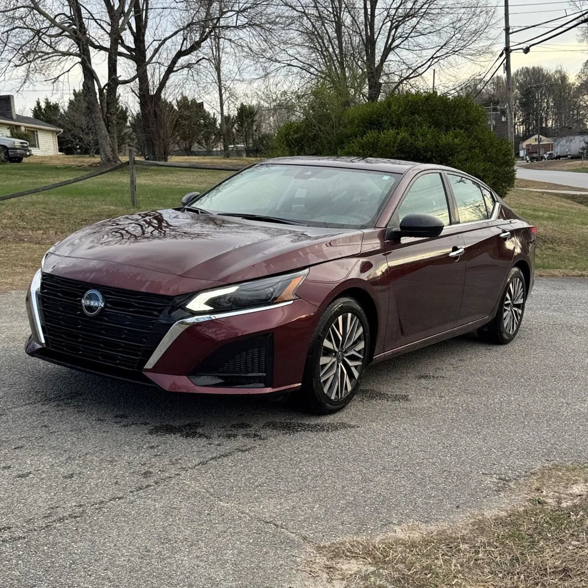 Used 2025 Nissan Altima 2.5 SV FWD image 2