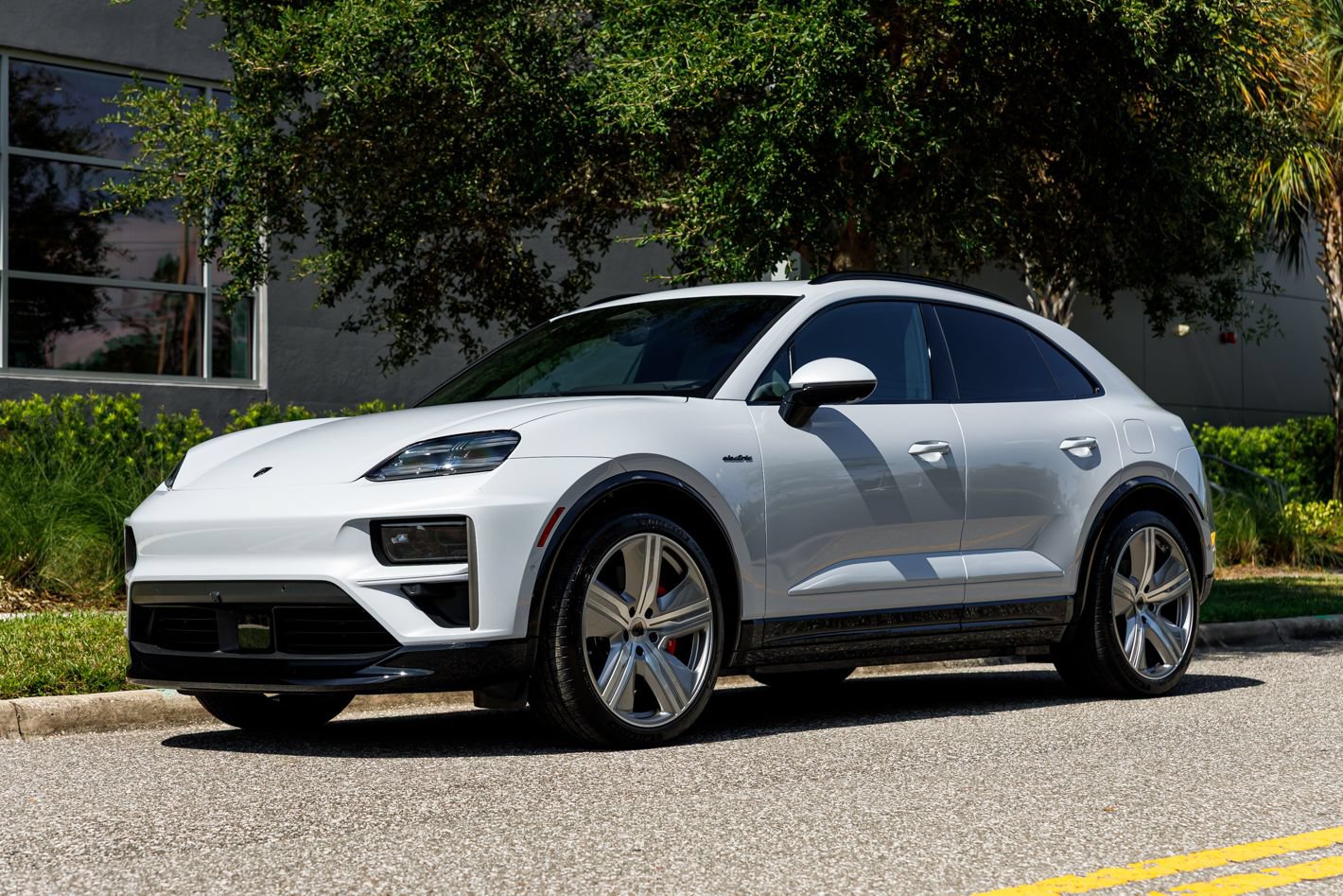 Used 2025 Porsche Macan Turbo Electric AWD/4WD image 18