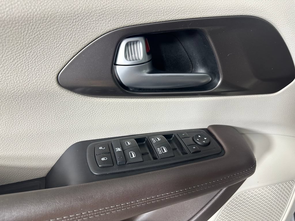Used 2017 Chrysler Pacifica LX FWD image 22