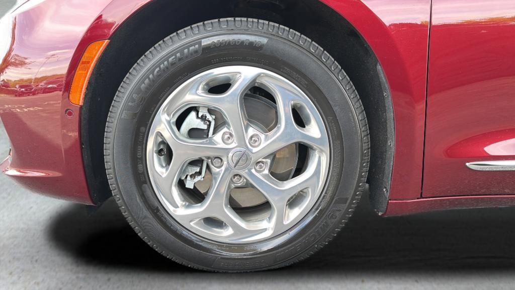 Used 2021 Chrysler Pacifica Limited w/ Uconnect Theater Family Group FWD image 14