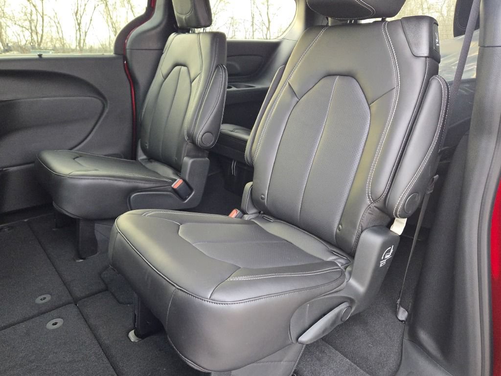New 2026 Chrysler Pacifica Select AWD/4WD image 21