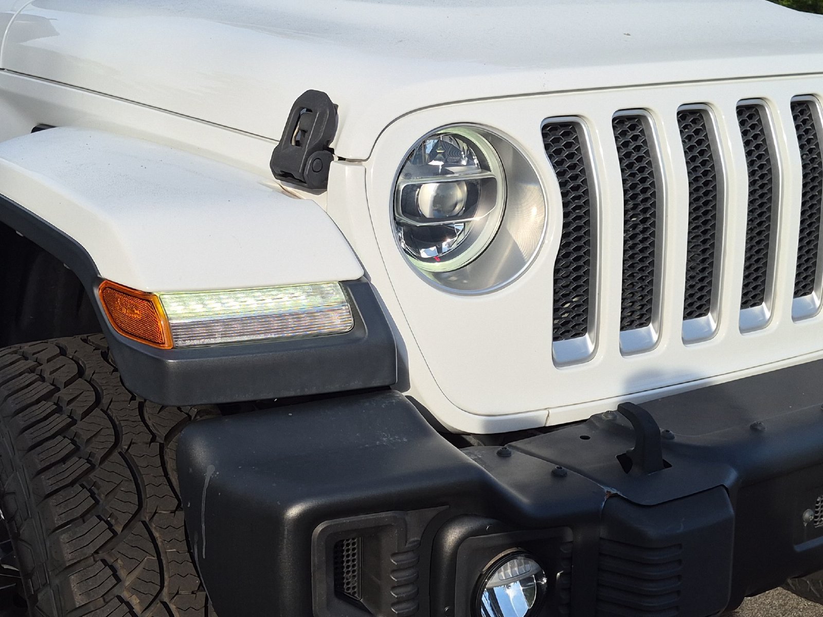 Used 2018 Jeep Wrangler Unlimited Sahara AWD/4WD image 9