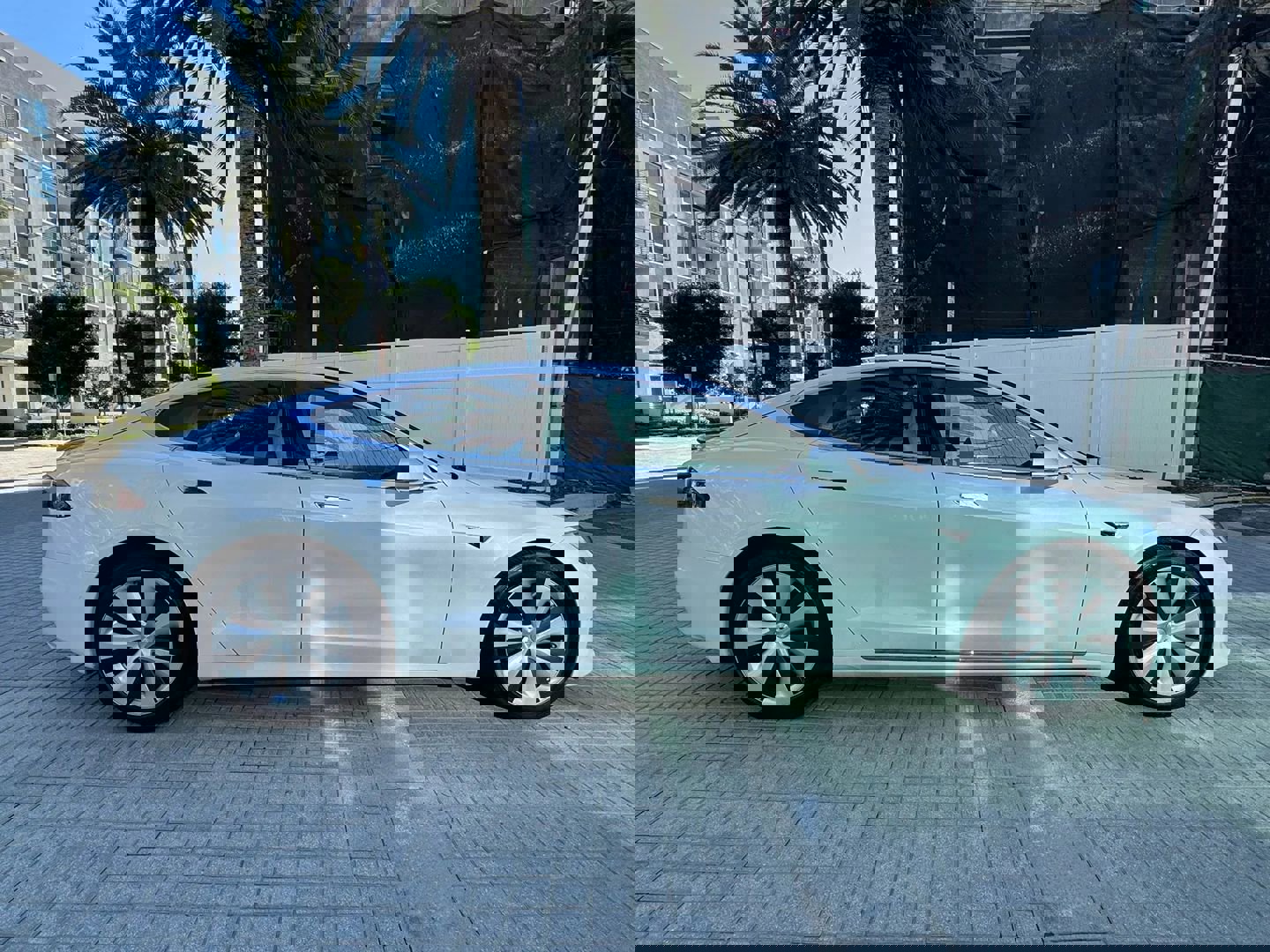 Used 2020 Tesla Model S Long Range Plus image 4