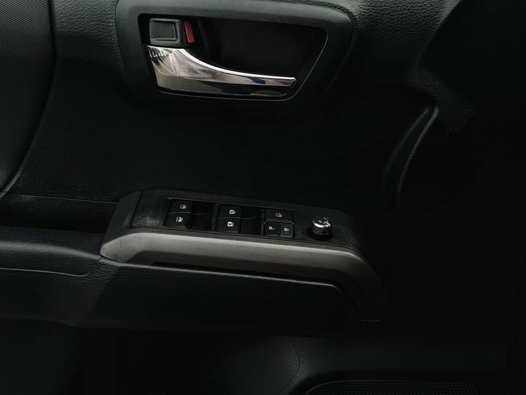 Used 2016 Toyota Tacoma TRD Sport w/ Towing Package image 13