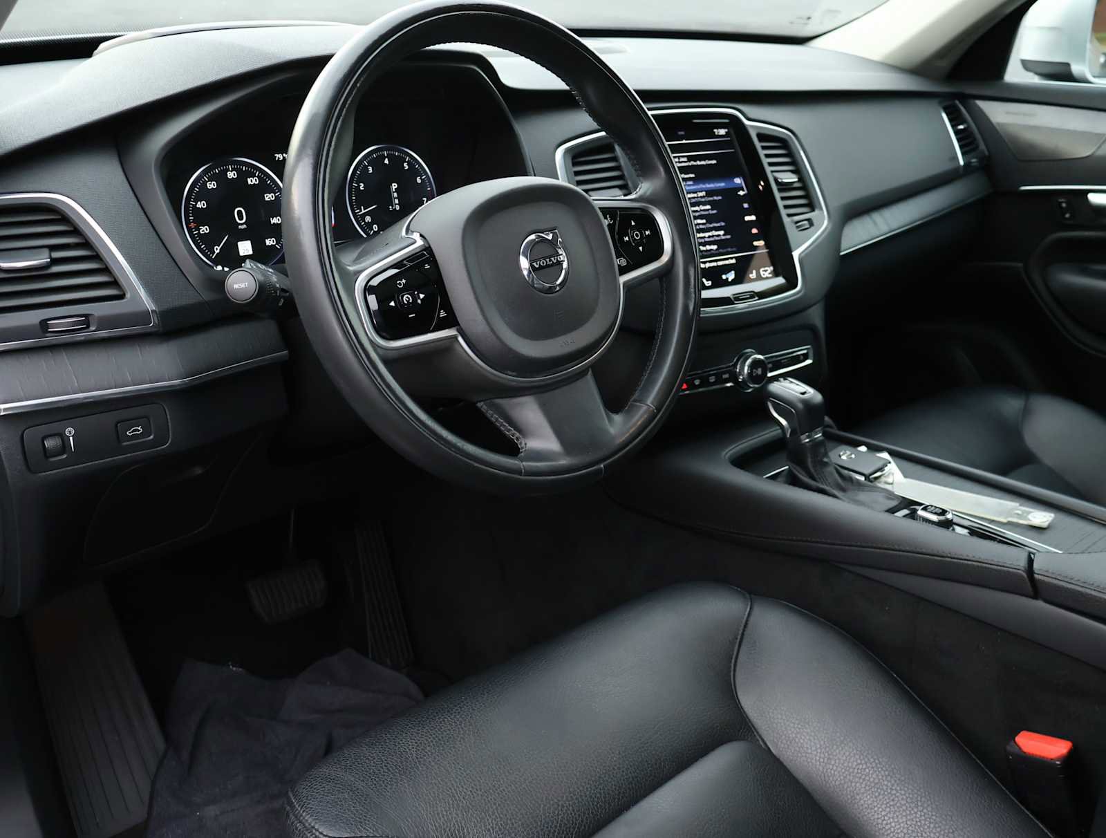 Used 2020 Volvo XC90 T6 Momentum image 3