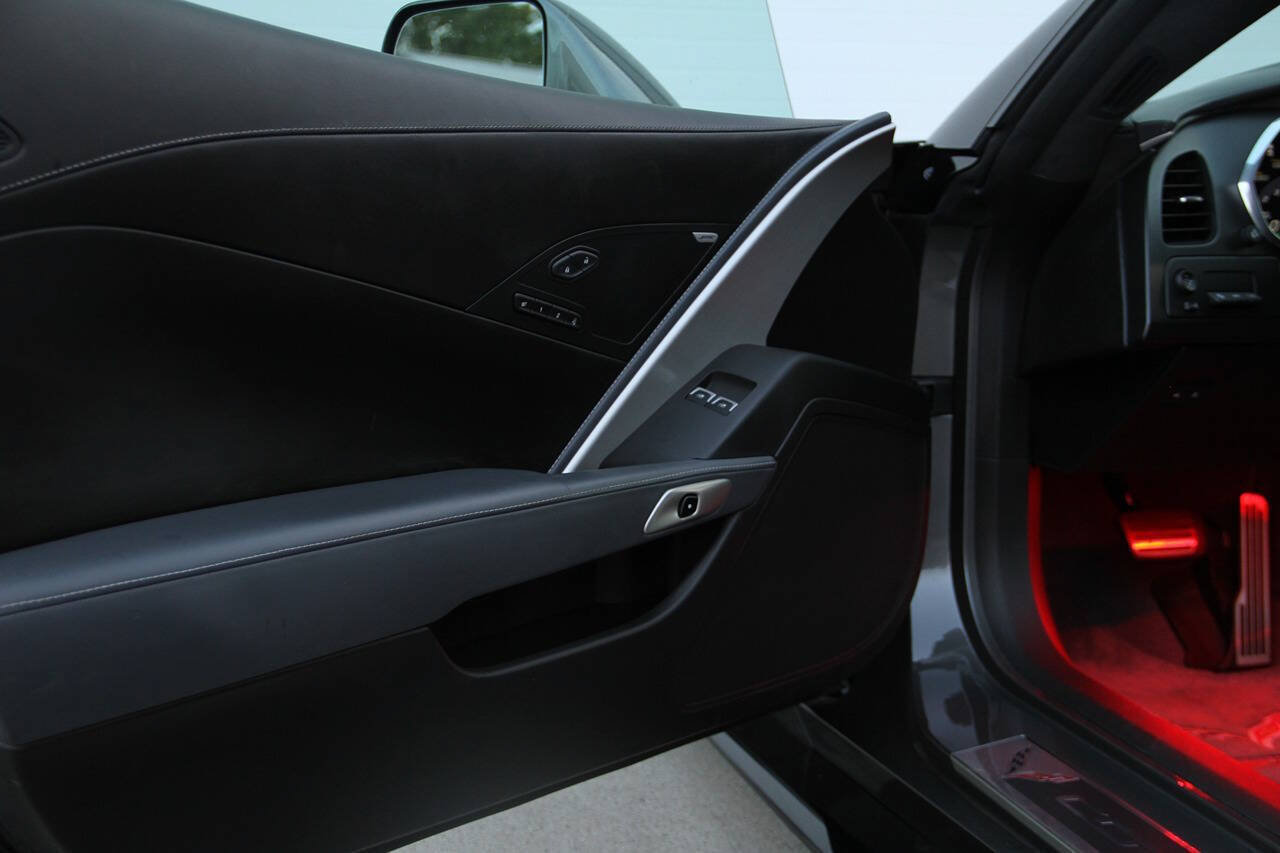 Used 2015 Chevrolet Corvette Z06 w/ 3LZ Preferred Equipment Group RWD image 22