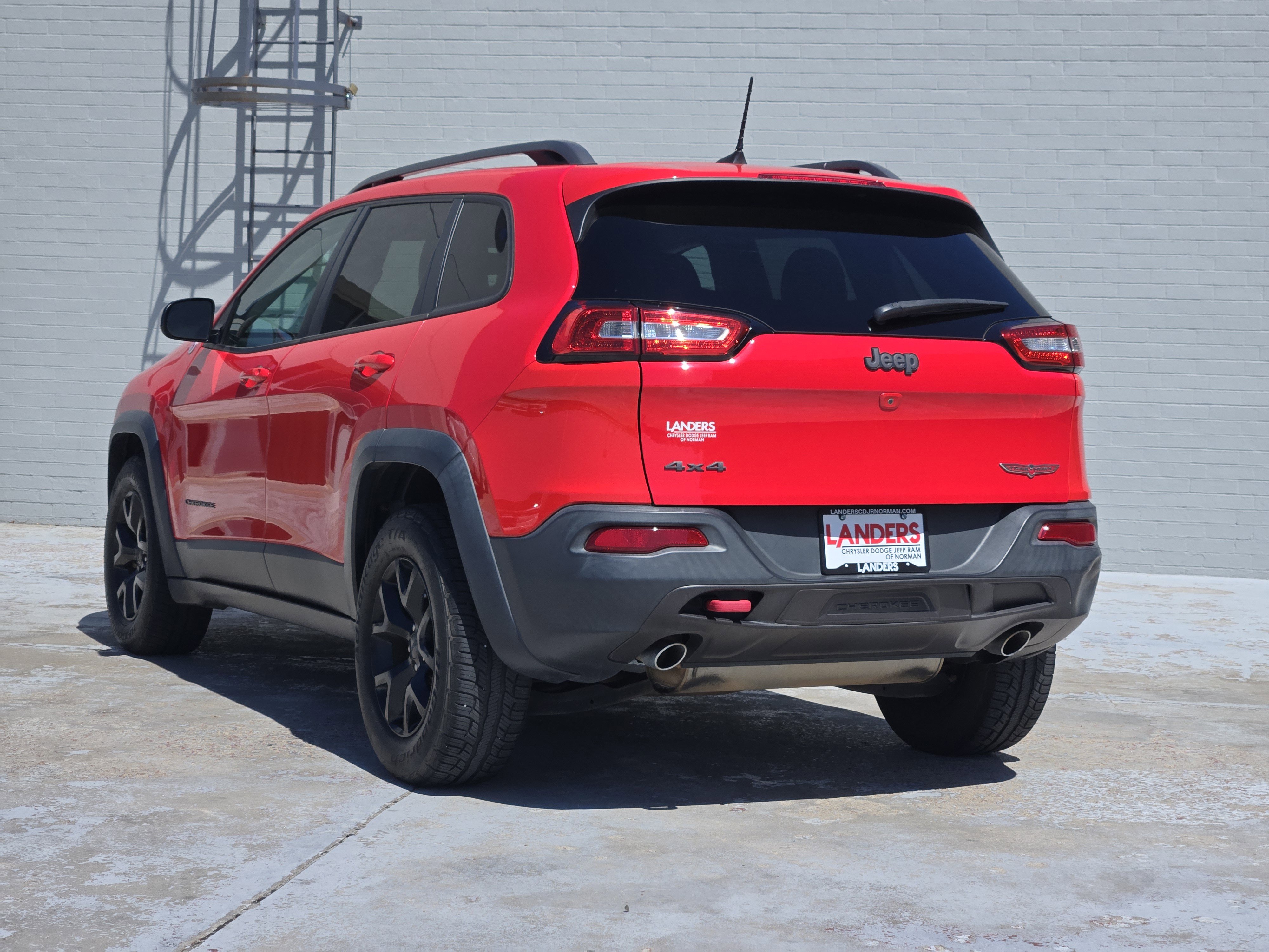 Used 2017 Jeep Cherokee Trailhawk AWD/4WD image 5