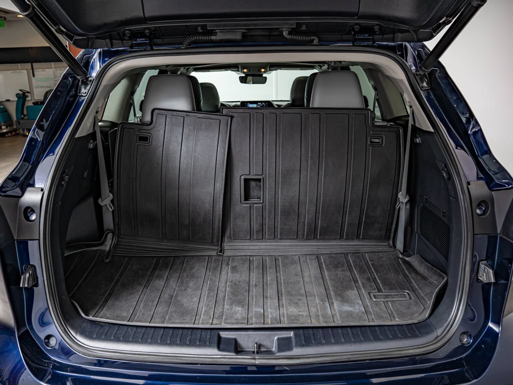 Used 2021 Toyota Highlander XLE AWD/4WD image 38