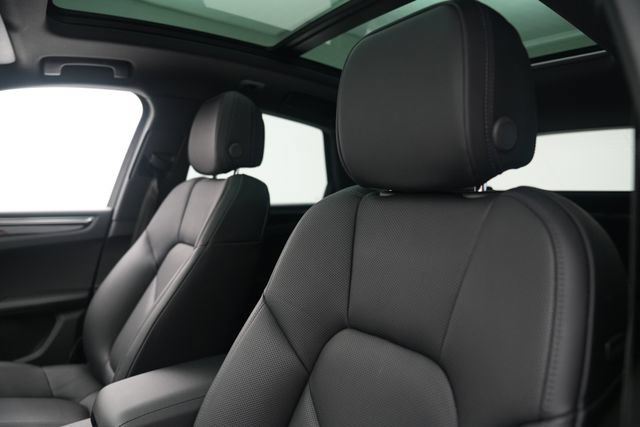 Certified 2026 Porsche Macan AWD/4WD image 13