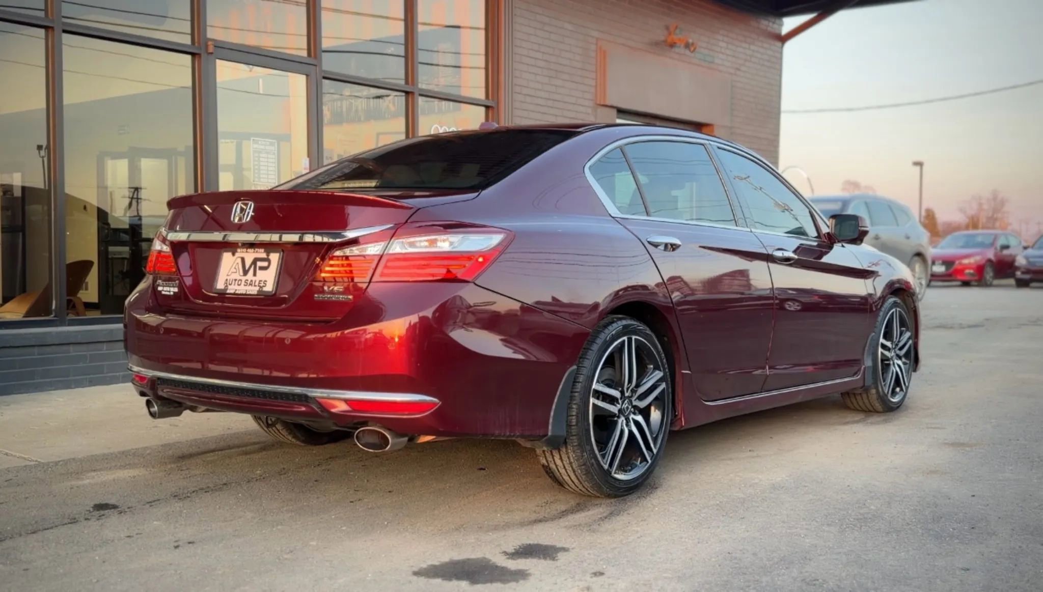 Used 2017 Honda Accord Touring image 2