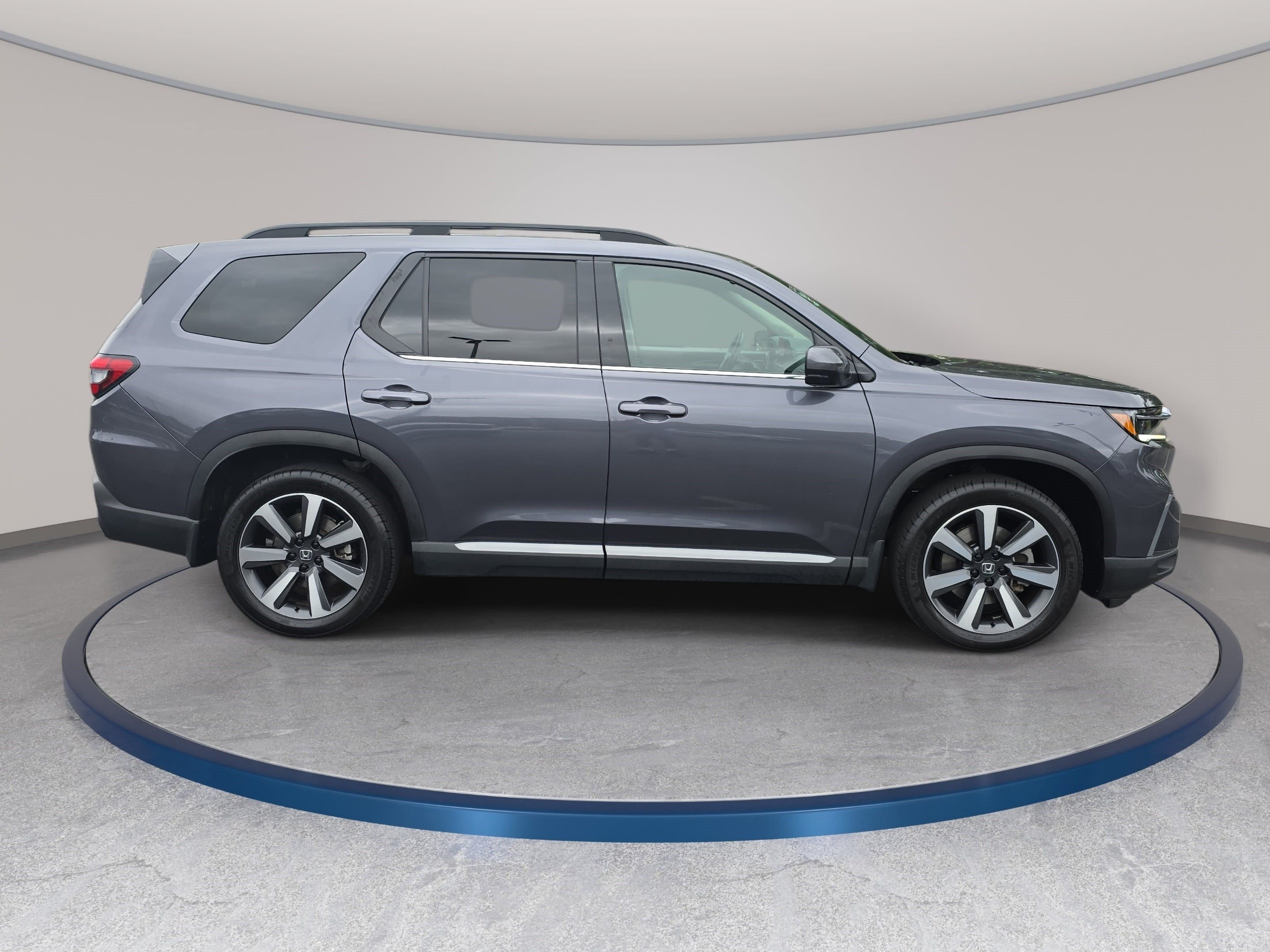 Used 2023 Honda Pilot Touring image 4