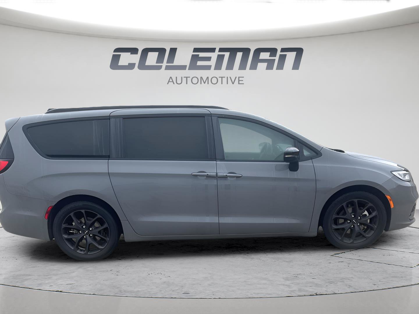 Used 2023 Chrysler Pacifica Limited w/ Uconnect Theater Family Group FWD image 29
