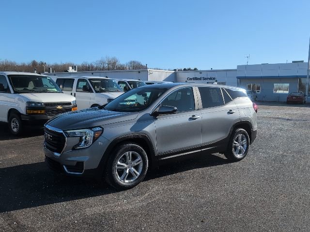 Used 2023 GMC Terrain SLE w/ LPO, Floor Liner Package FWD image 2
