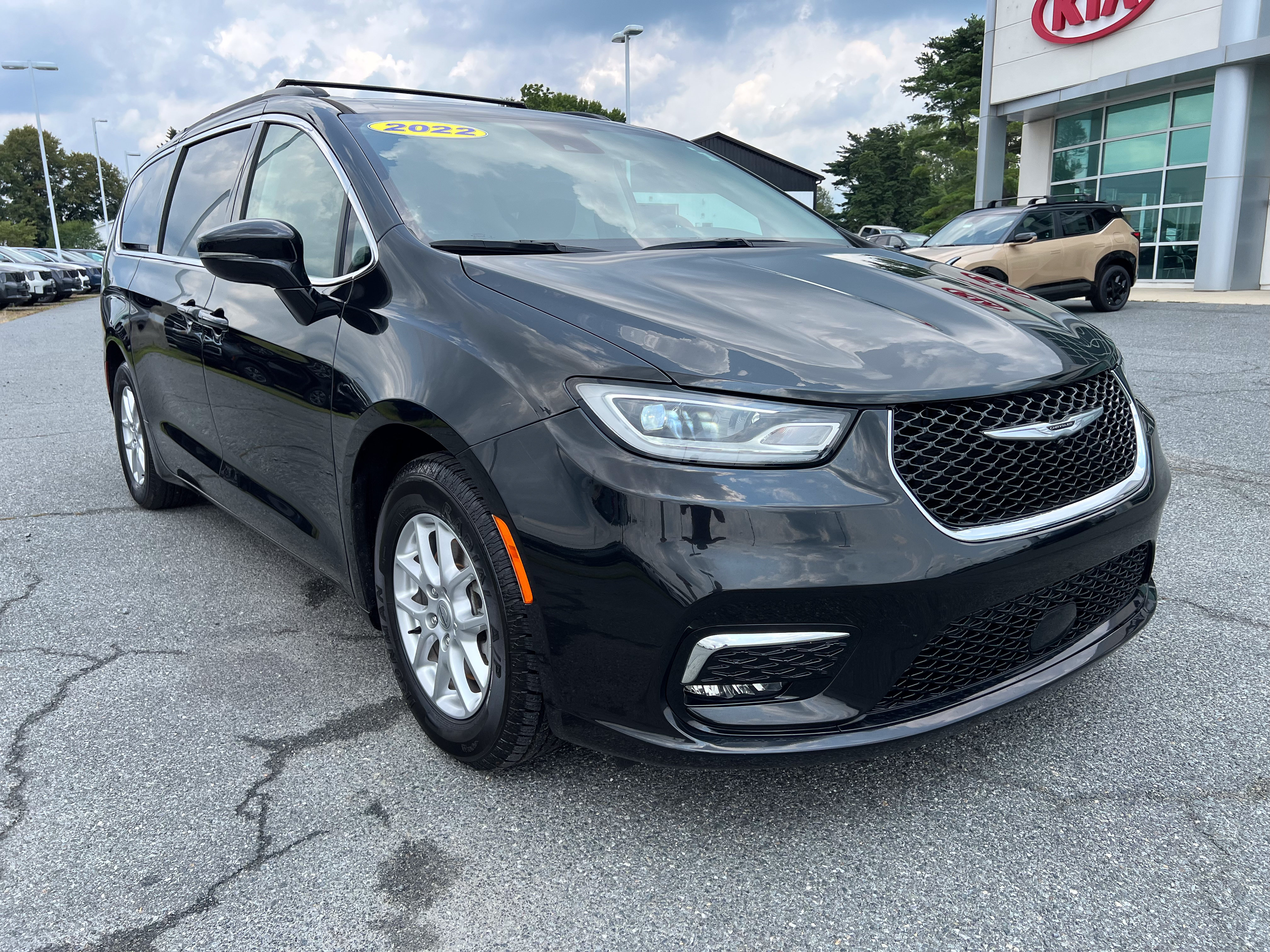 Used 2022 Chrysler Pacifica Touring-L FWD image 14