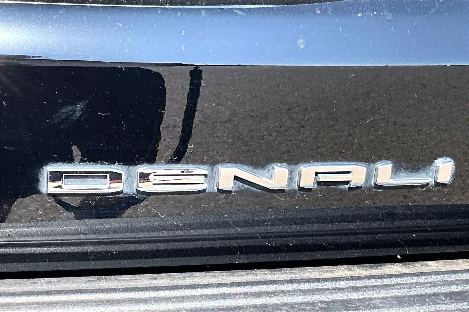 Used 2024 GMC Yukon Denali w/ Advanced Technology Package AWD/4WD image 10