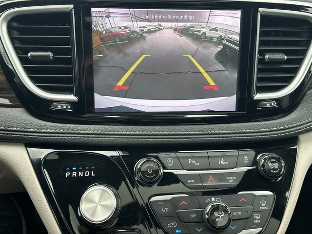 Used 2024 Chrysler Pacifica Limited FWD image 15