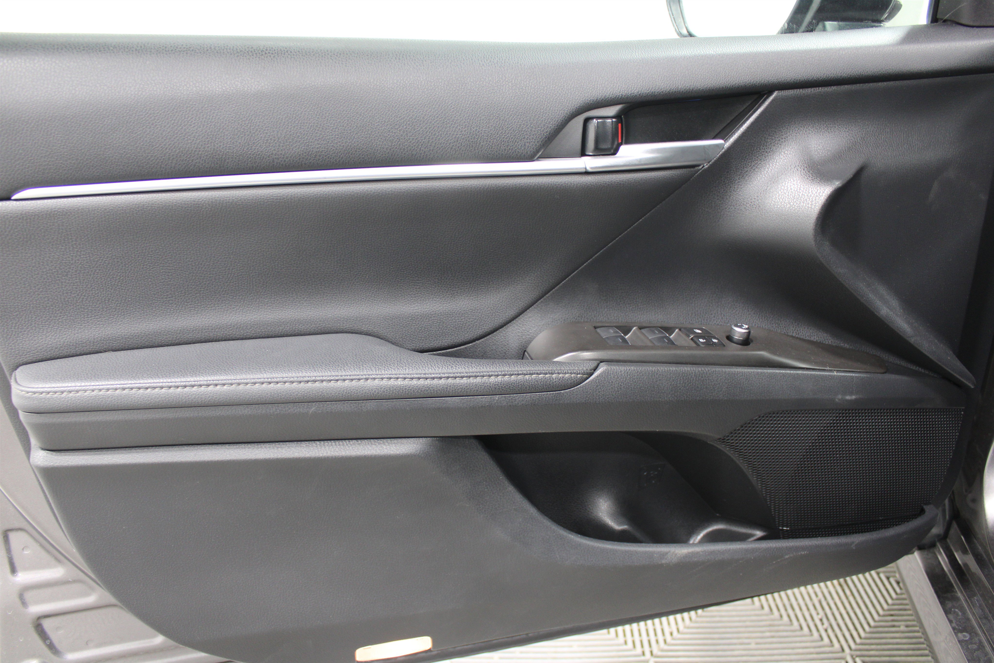 Used 2023 Toyota Camry XLE image 6