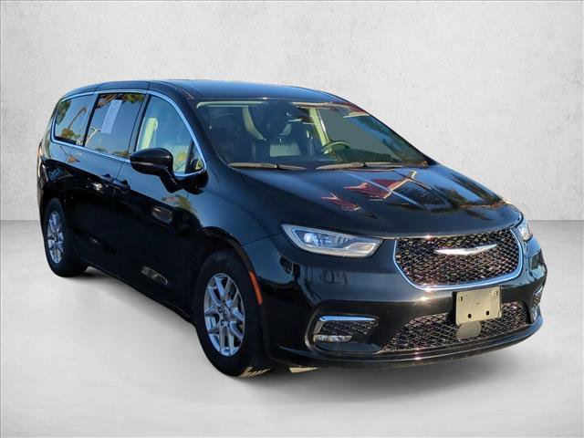 Used 2024 Chrysler Pacifica Touring-L FWD image 3