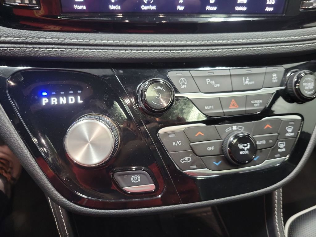 Used 2025 Chrysler Pacifica Limited image 36