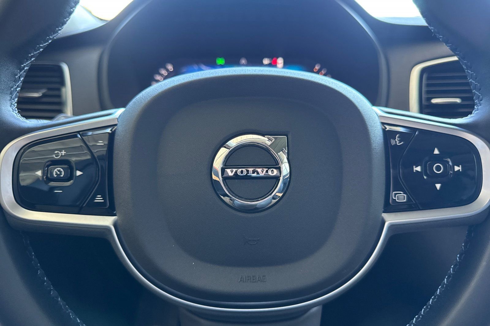 Used 2025 Volvo XC90 B6 Plus image 26