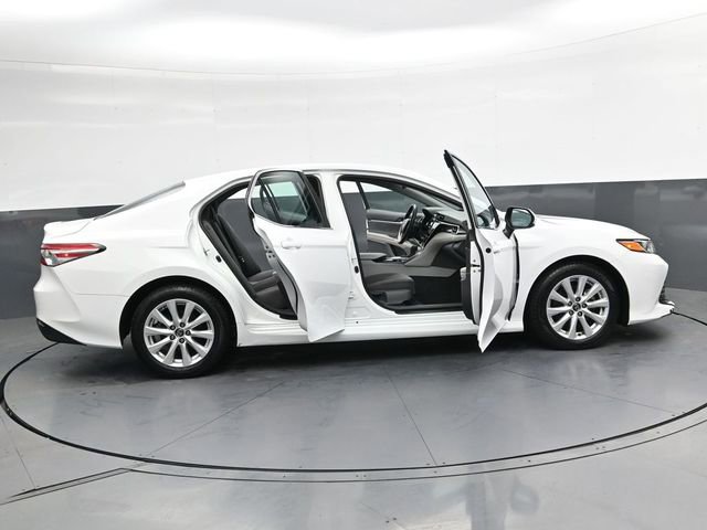 Used 2018 Toyota Camry LE image 33