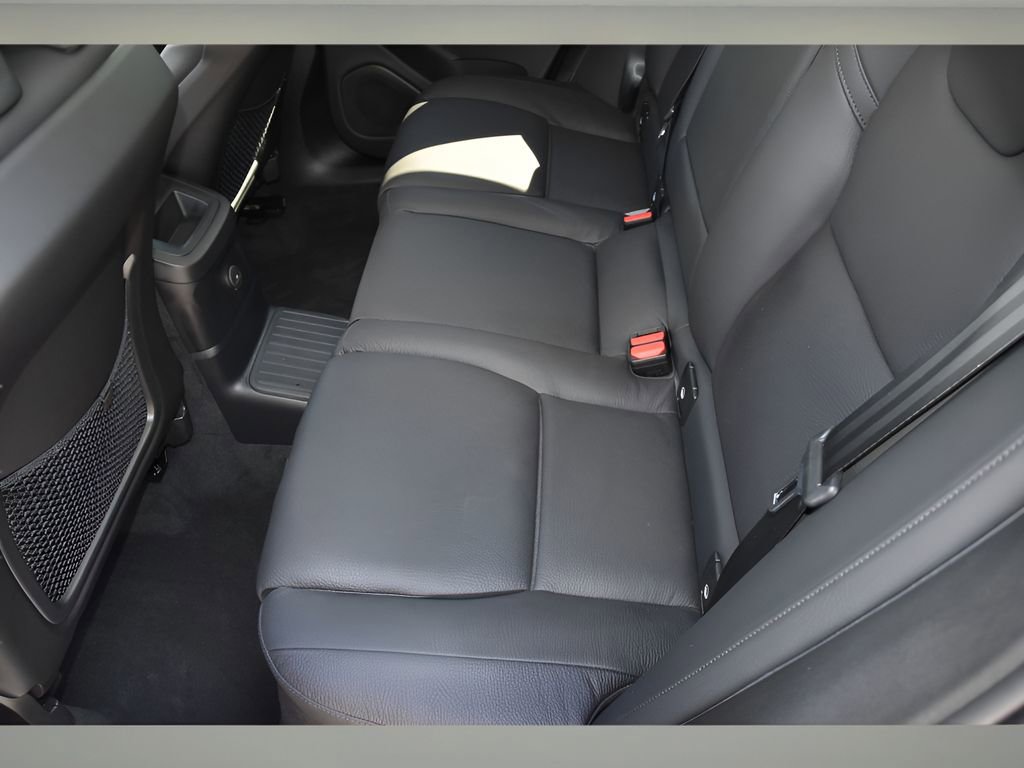 Certified 2024 Volvo XC60 T8 Plus w/ Protection Package Premier image 16