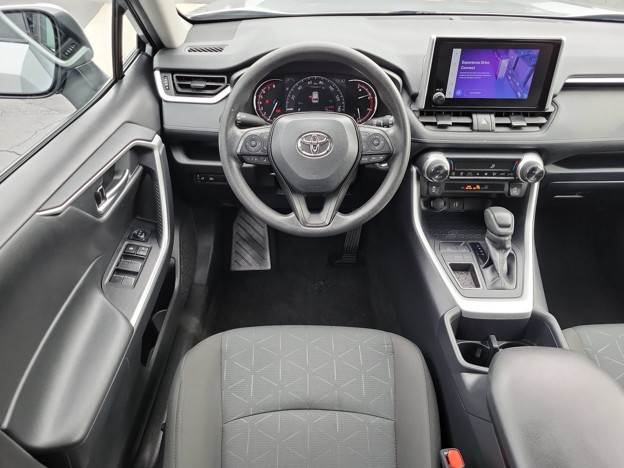 Used 2025 Toyota RAV4 XLE FWD image 26