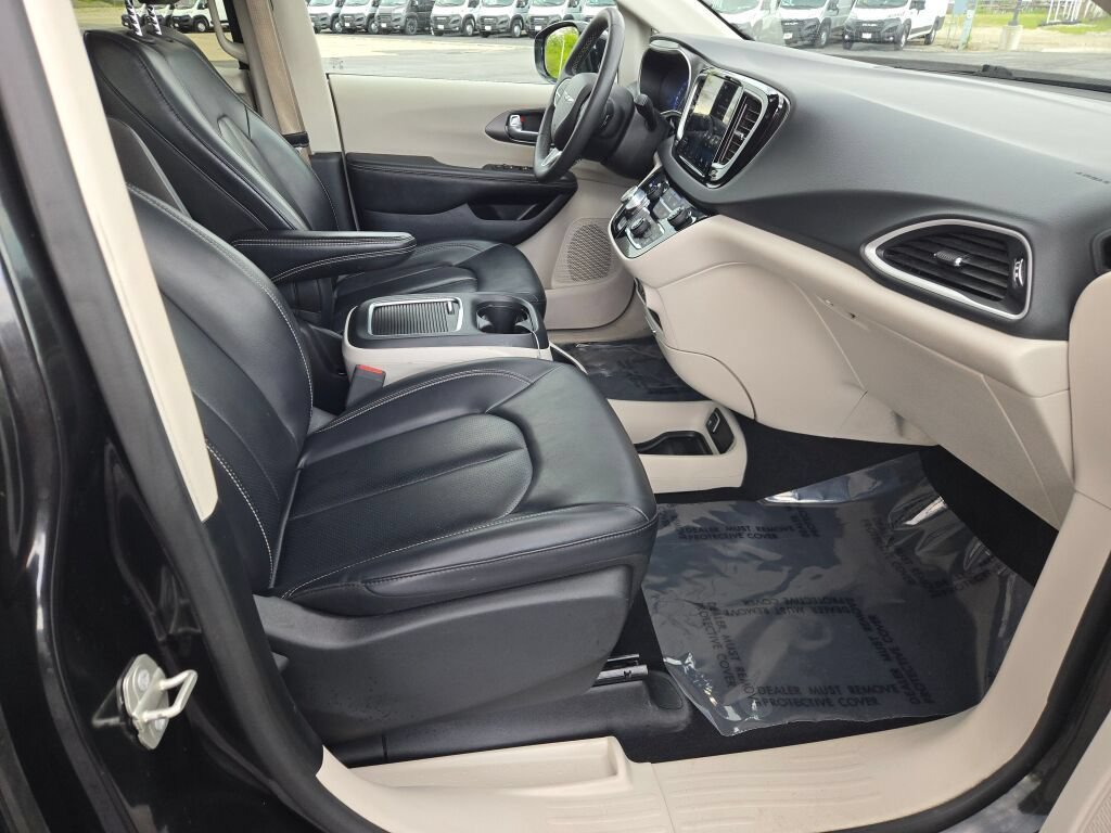 Certified 2024 Chrysler Pacifica Touring-L FWD image 8