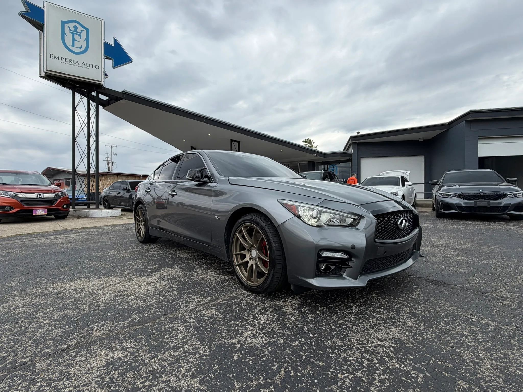 Used 2017 INFINITI Q50 Signature Edition w/ All Weather Package (L93) image 3