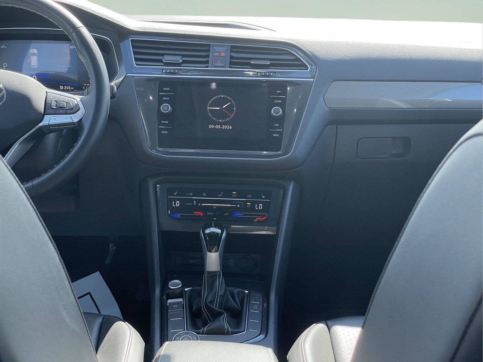 Used 2024 Volkswagen Tiguan SE AWD/4WD image 19
