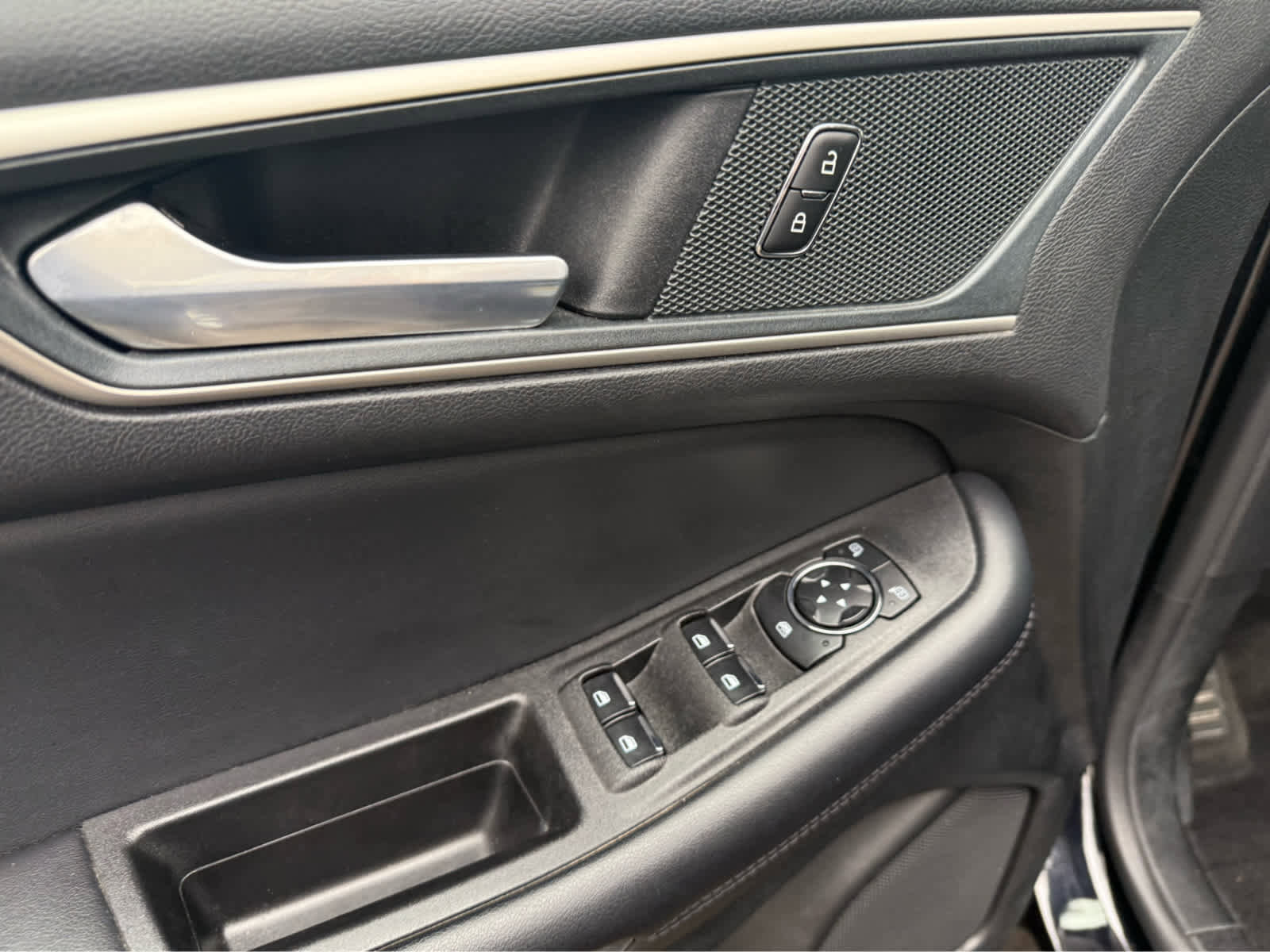 Used 2024 Ford Edge SEL image 7