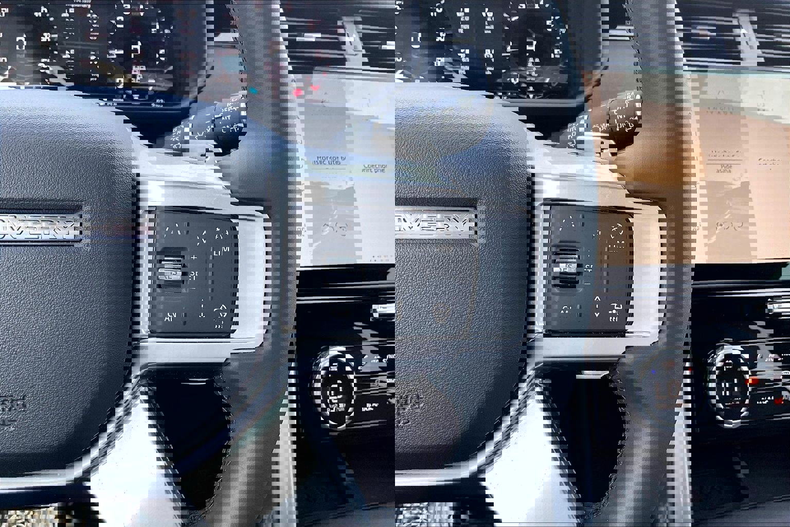 Certified 2025 Land Rover Discovery S image 23